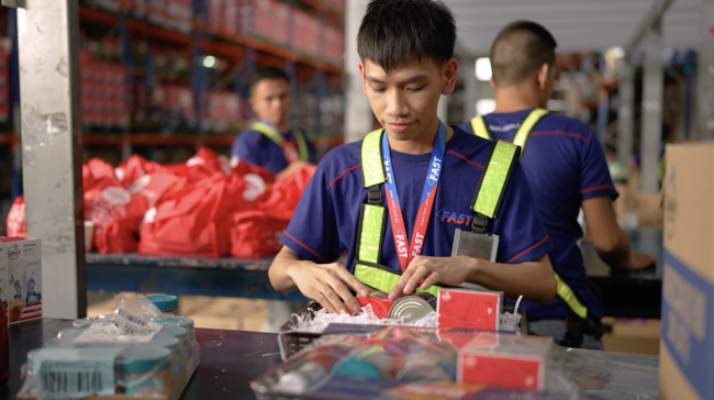 Unwrapping Filipino Christmas Traditions – How Value Added Services Guarantee On-Time Arrival of Noche Buena Baskets and Bundle Packs